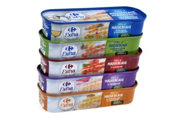 Carrefour marka uskumru fileto konserveleri. Beyaz arka planda sosla yakın plan. 