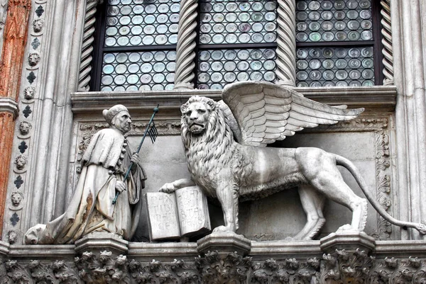 Standbeelden Van Gevleugelde Leeuw Doge Gevel Van Het Hertogelijk Paleis — Stockfoto