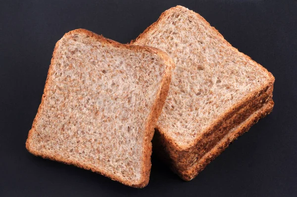 Kromki Chleba Kanapkowego Zbliżenie Czarnym Tle — Zdjęcie stockowe