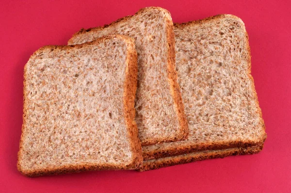 Plátky Sendvičového Chleba Zblízka Červeném Pozadí — Stock fotografie