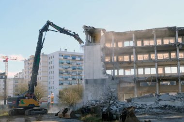 Crane, Vannes, Brittany 'de bir yıkım alanında. 