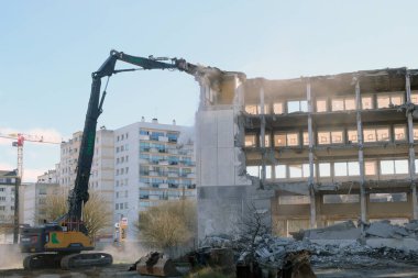 Crane, Vannes, Brittany 'de bir yıkım alanında.
