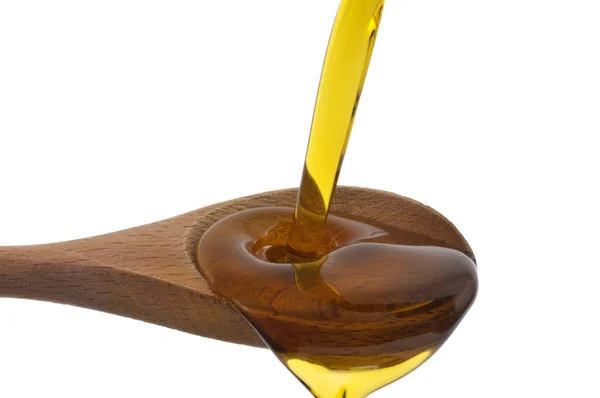 Olivenöl Einen Kochlöffel Nahaufnahme Auf Weißem Hintergrund Gießen — Stockfoto