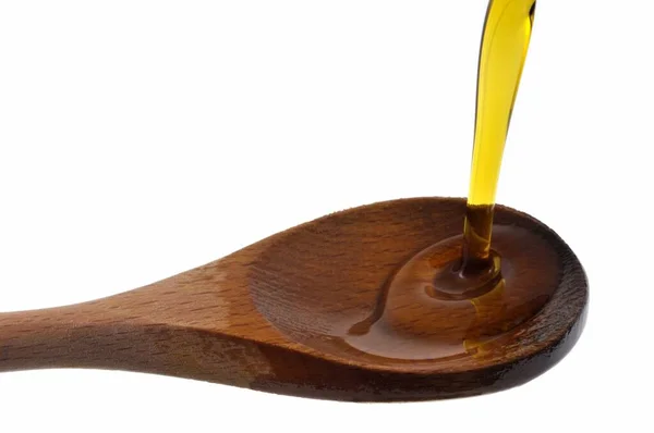 Olivenöl Einen Kochlöffel Nahaufnahme Auf Weißem Hintergrund Gießen — Stockfoto