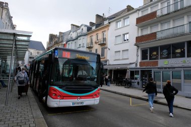 Bir Vannes şehri toplu taşıma otobüsü durakta. 