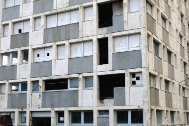 Vannes, Brittany 'de yıkılan bir binanın cephesi