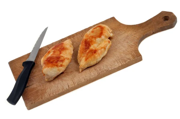 Gotowane Piersi Kurczaka Desce Tnącej Nożem Białym Tle — Zdjęcie stockowe