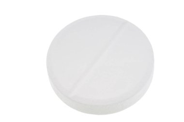 Fışkırtan aspirin hapları beyaz arkaplanı kapatır