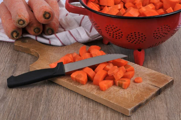 Zanahorias Crudas Cortadas Una Tabla Cortar Con Cuchillo — Foto de Stock