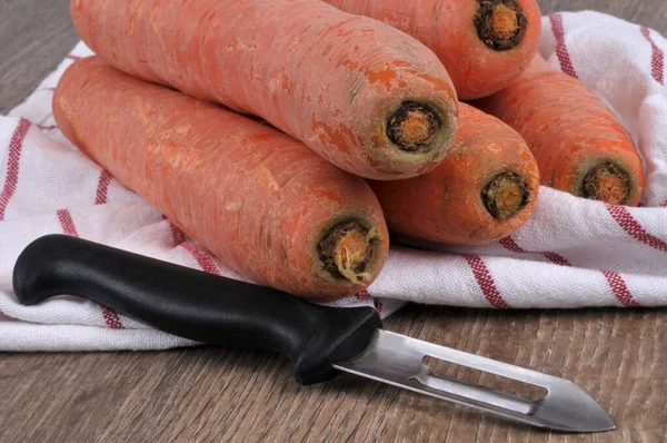 Zanahorias Crudas Una Toalla Con Pelador Verduras —  Fotos de Stock