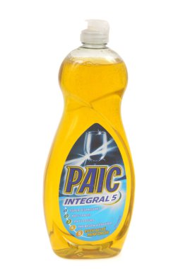 Paic marka, beyaz arka planda sıvı şişeyi yıkıyor.