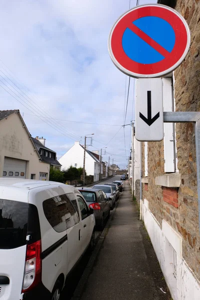 Auta Zaparkovaná Ulici Vannes Bretani Francouzskou Dopravní Značkou Která Neumožňuje — Stock fotografie