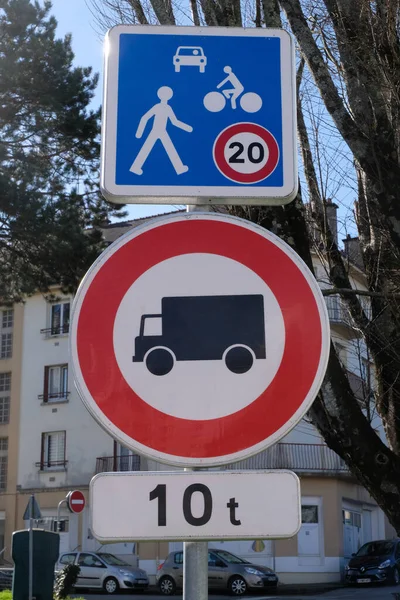 Французские Дорожные Знаки Указывающие Улицу Запрещенную Грузовиков Свыше Десяти Тонн — стоковое фото