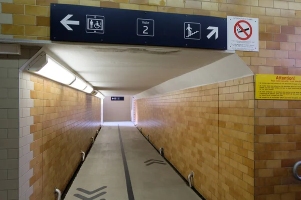 Вывеска Тоннеле Пересекающем Платформы Станции Ванн — стоковое фото