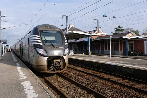 Brittany 'deki Vannes istasyonunda tren. 