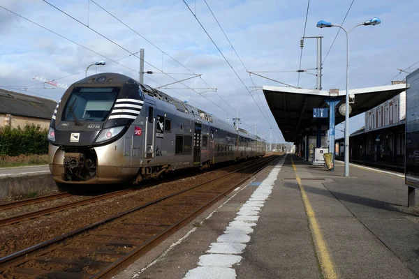 Brittany 'deki Vannes istasyonunda tren. 