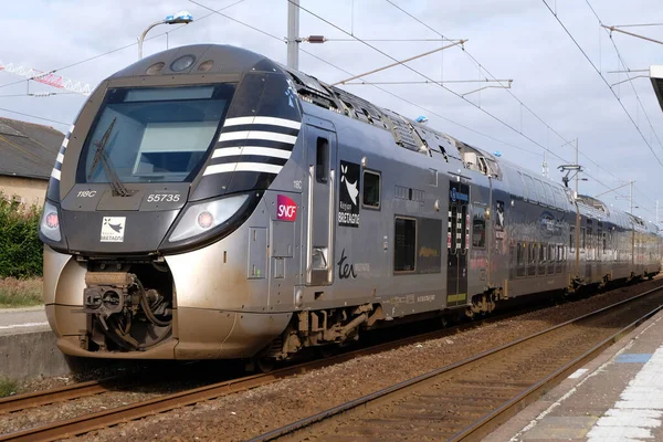 Brittany 'deki Vannes istasyonunda tren. 