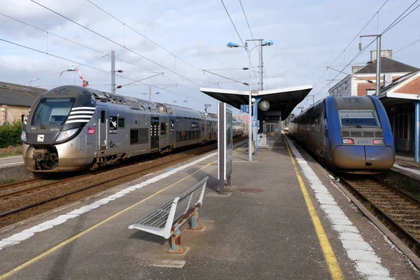 Brittany 'deki Vannes İstasyonu' ndaki peronda trenler 