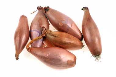 Beyaz arkaplanda Shallots yakın plan 
