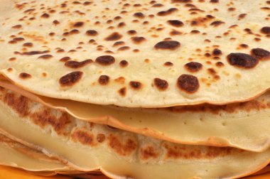 Arka planda ev yapımı krepler üst üste dizilmiş.