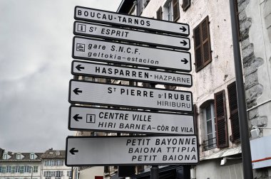 Bayonne şehrinde Fransızca ve Bask iki dilli yol işaretleri