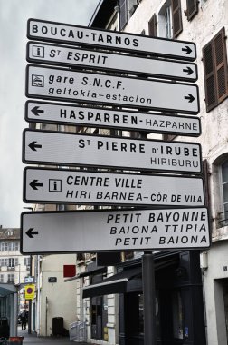 Bayonne şehrinde Fransızca ve Bask iki dilli yol işaretleri 