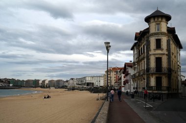 Lezbiyen Saint-Jean-de-Luz sahilinde 
