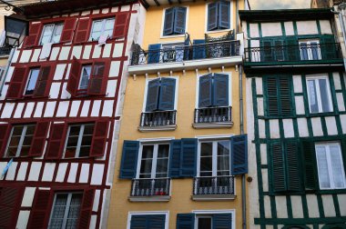 Bayonne şehrinde barınma cepheleri