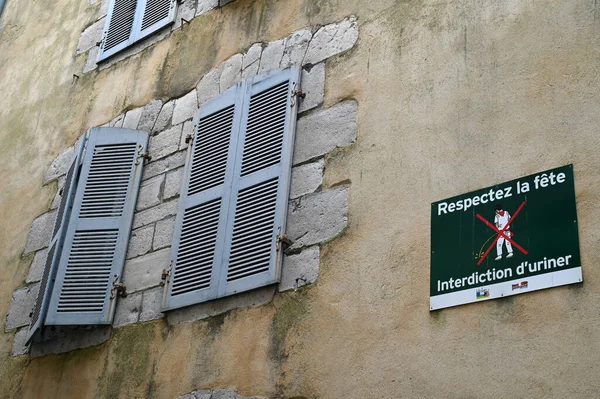 Sinal Indicando Francês Respeito Proibição Férias Urinar Pendurar Fachada Uma — Fotografia de Stock