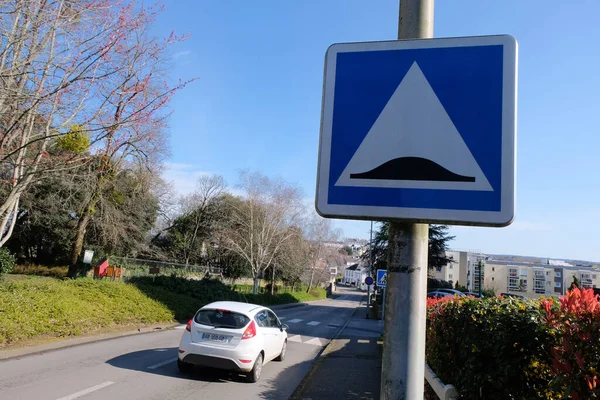 Französisches Verkehrsschild Das Auf Einen Erhöhten Fußgängerüberweg Hinweist — Stockfoto