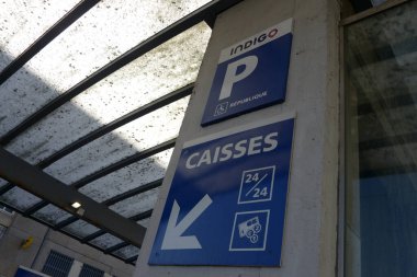 Vannes, Brittany 'deki Indigo şirketinin otoparkına ödeme yapıldığını gösteren tabelalar.