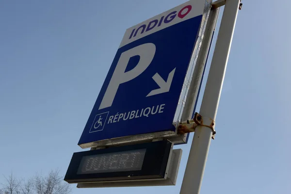인디고 회사의 이용할 수있도록 주차장을 개방하고 수있음을 표지판 — 스톡 사진