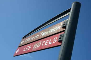 Fransızcada turizm ofisi ve otelleri gösteren bir imza. 