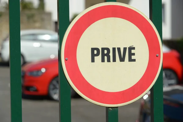Teken Dat Het Frans Een Privé Parkeerplaats Aangeeft — Stockfoto