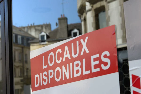 Cartaz Colado Uma Vitrine Indicando Instalações Francesas Disponíveis — Fotografia de Stock