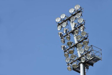 Mavi arka planda bir stadyumun spot ışığı