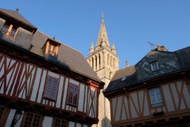 Vannes 'daki Saint-Pierre Katedrali ve yarım keresteli evler