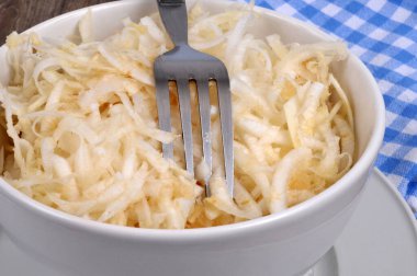 Çatallı rendelenmiş kereviz kasesi.