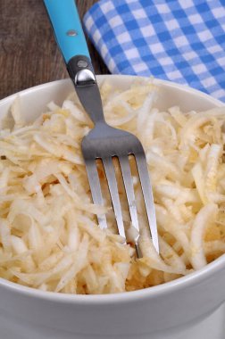 Çatallı rendelenmiş kereviz kasesi.