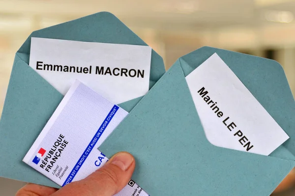 エマニュエル マクロンとマリン ペンのための投票用紙に近い選挙カード — ストック写真