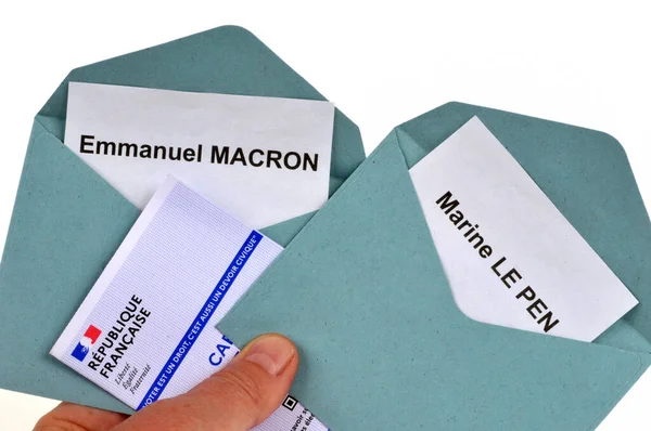 エマニュエル マクロンとマリン ペンのための投票用紙に近い選挙カード — ストック写真