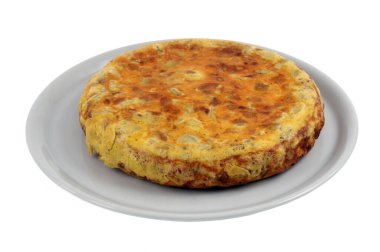 Beyaz arkaplanda yakın plan İspanyol omleti. 