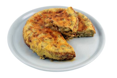 Beyaz arka planda dilimlenmiş bir tabakta İspanyol omleti. 