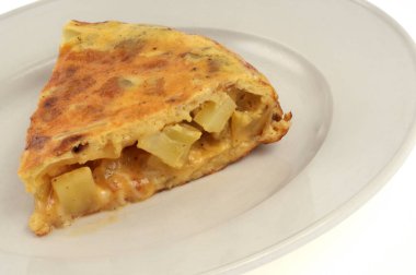 Bir tabakta İspanyol omleti. Yakın çekim.