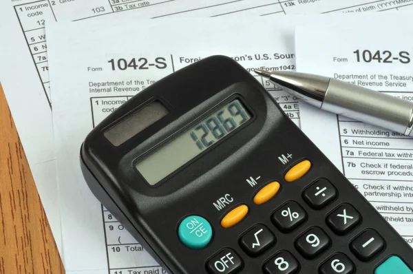 Formulários Fiscais Estrangeiros Dos Eua Com Uma Calculadora — Fotografia de Stock