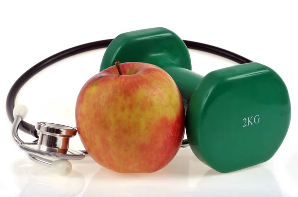 Apple Mit Stethoskop Und Hantel Auf Weißem Hintergrund — Stockfoto