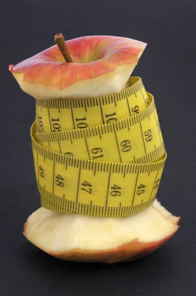 Núcleo Apple Rodeado Por Una Cinta Métrica Flexible Primer Plano — Foto de Stock