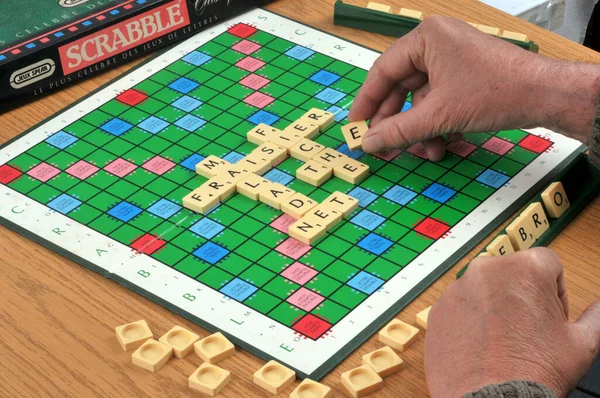 Mano Sosteniendo Una Carta Scrabble Para Hacer Una Palabra Francés —  Fotos de Stock