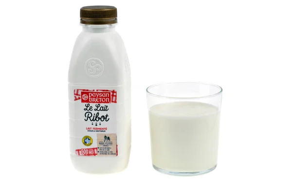 玻璃杯和瓶装Ribot牛奶紧密贴在白色背景上 — 图库照片
