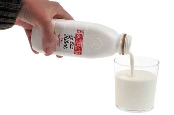将Ribot牛奶倒入白色背景的玻璃杯特写中 — 图库照片